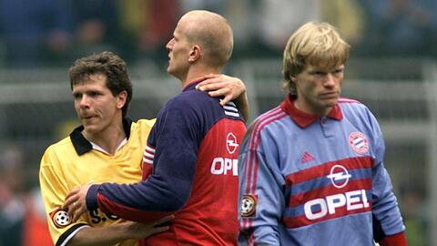 Bayern-Torhüter Oliver Kahn geht an dem Dortmunder Andreas Möller (l) und an seinem Mannschaftskameraden Carsten Jancker (M) vorbei.