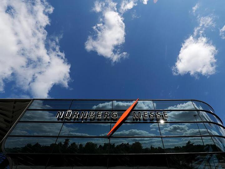 Blick auf ein Gebäude auf dem Gelände der Messe Nürnberg. Foto: Daniel Karmann/dpa/Archivbild