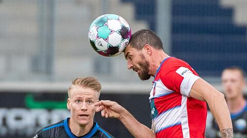Norman Theuerkauf (r) vom FC Heidenheim und Paderborns Chris Führich liefern sich einen Zweikampf um den Ball.