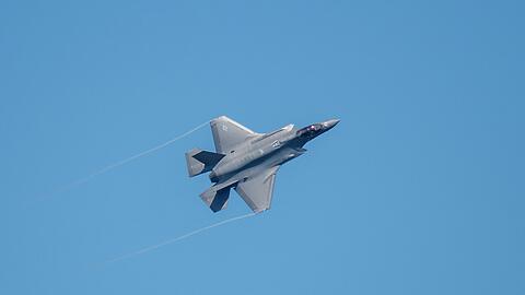 Ein Kampfflugzeug vom Typ F-35 fliegt über der US-Air Base Spangdahlem während der Luftwaffenübung "Air Defender 2023".