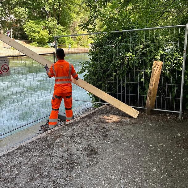 Die Absperrung an der Eisbachwelle wird am Freitag, 27.6., wieder abgebaut. Die Absperrung an der Eisbachwelle wird am Freitag, 27.6., wieder abgebaut.