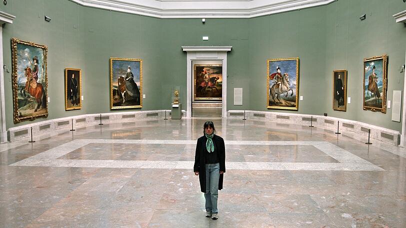 Hoch zu Ross machen gekrönte Häupter gleich noch mehr her. Diego Velázquez hat dieses Spiel virtuos beherrscht, aber die hohen Herrschaften keineswegs nur einfältig bejubelt. Hier ein Blick in einen Velázquez-Saal des Prado in Madrid. Hoch zu Ross machen gekrönte Häupter gleich noch mehr her. Diego Velázquez hat dieses Spiel virtuos beherrscht, aber die hohen Herrschaften keineswegs nur einfältig bejubelt. Hier ein Blick in einen Velázquez-Saal des Prado in Madrid.