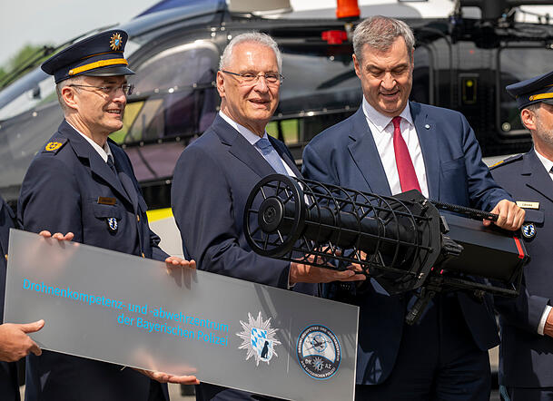 Michael Dibowski (l-r), Präsident der Bayerischen Bereitschaftspolizei, Joachim Herrmann, (CSU) Staatsminister des Innern, für Sport und Integration, und Markus Söder, (CSU) Ministerpräsident von Bayern, nehmen an der Eröffnung des Drohnenkompetenz- und -abwehrzentrum teil. In den Händen halten sie einen "Counter LAV Jammer HP 47 + PR V7" zur Drohnenabwehr. Michael Dibowski (l-r), Präsident der Bayerischen Bereitschaftspolizei, Joachim Herrmann, (CSU) Staatsminister des Innern, für Sport und Integration, und Markus Söder, (CSU) Ministerpräsident von Bayern, nehmen an der Eröffnung des Drohnenkompetenz- und -abwehrzentrum teil. In den Händen halten sie einen "Counter LAV Jammer HP 47 + PR V7" zur Drohnenabwehr.