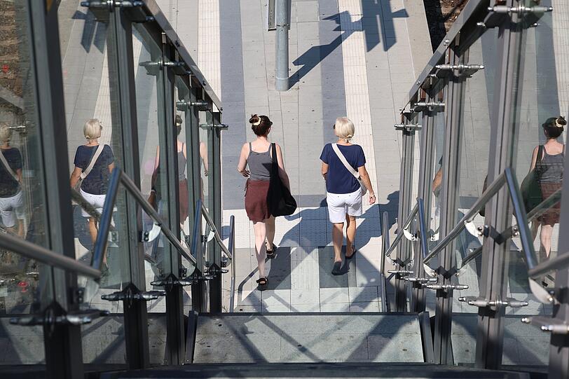43 Stufen haben die beiden Treppenabgänge von der Brücke runter zu den Bahnsteigen der S-Bahn-Haltestelle. Aber ein Aufzug fehlt leider. 43 Stufen haben die beiden Treppenabgänge von der Brücke runter zu den Bahnsteigen der S-Bahn-Haltestelle. Aber ein Aufzug fehlt leider.