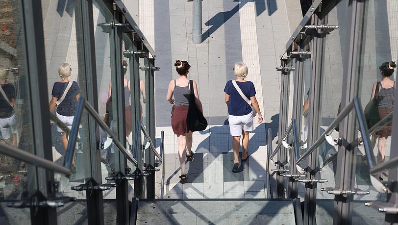 43 Stufen haben die beiden Treppenabg&auml;nge von der Br&uuml;cke runter zu den Bahnsteigen der S-Bahn-Haltestelle. Aber ein Aufzug fehlt leider.