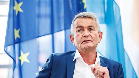 Bertram Brossardt, Hauptgesch&auml;ftsf&uuml;hrer der bayerischen Metallarbeitgeber, hofft auf einen moderaten Tarifabschluss mit der IG Metall. Der Stellenabbau in der Branche hielt im ersten Halbjahr an. (Archiv)