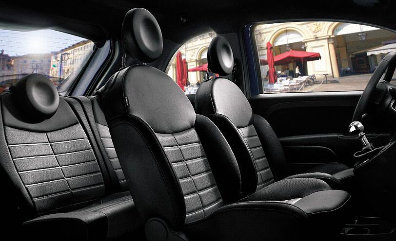 Feiner Kleiner: Auf Wunsch (und gegen Aufpreis) gibt es für die neue Version des Fiat 500 schwarzes Leder für Fahrer und Beifahrer.