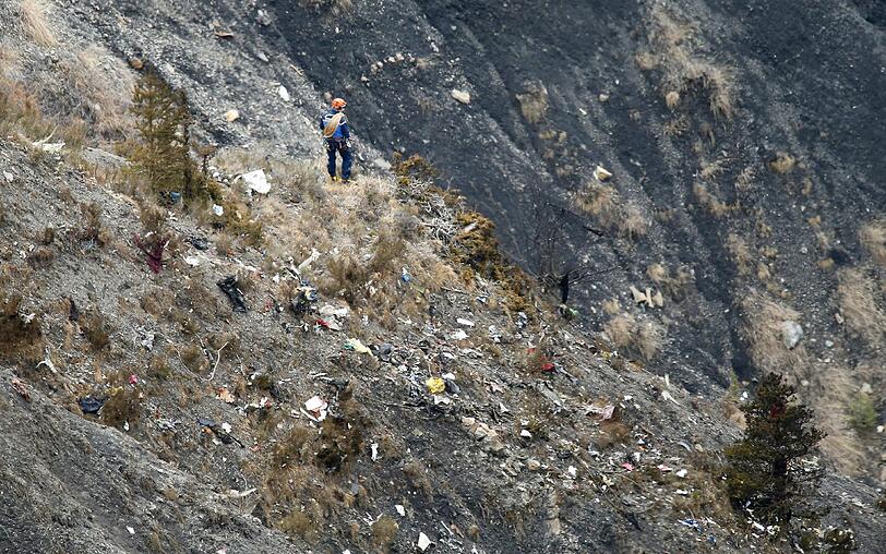 Ein Trümmerfeld: Die Bergungsarbeiten nach dem Absturz der Airbus-Machine von Germanwings werden Tage und Wochen dauern. Die Bilder...