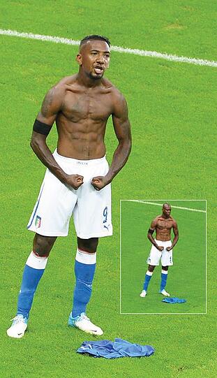 Jerome Boateng posiert als Balotelli.