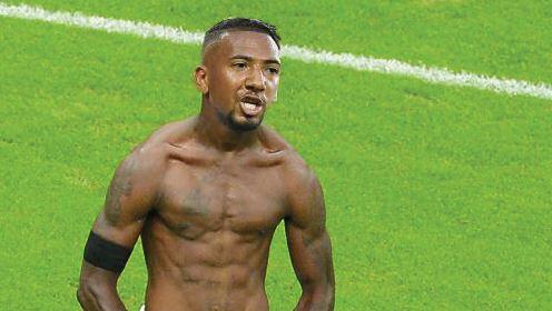 Jerome Boateng posiert als Balotelli. Jerome Boateng posiert als Balotelli.