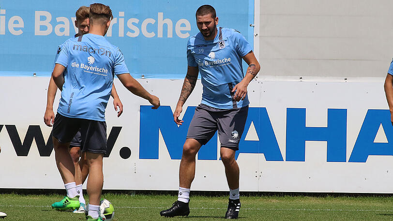 Gleich mittendrin: "Neuzugang" Sascha Mölders beim Training am Freitagnachmittag.