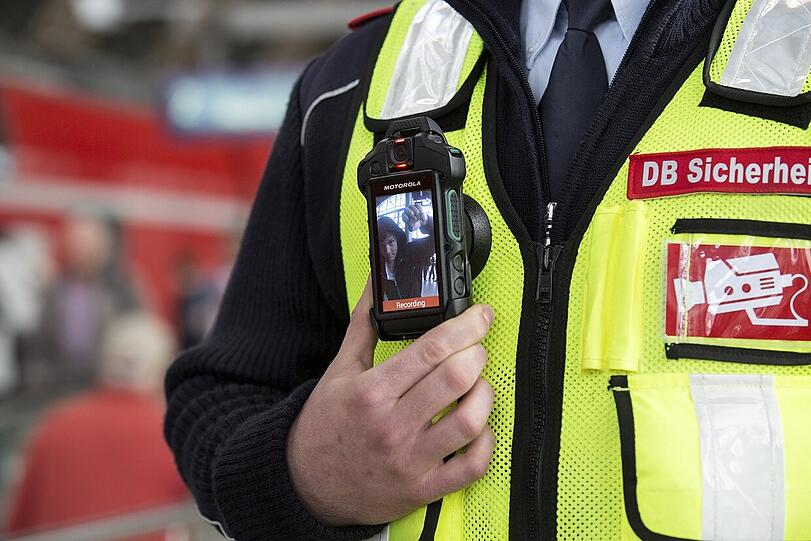Die Bodycams sollen die Mitarbeiter vor Angriffen schützen.