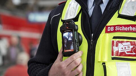 Die Bodycams sollen die Mitarbeiter vor Angriffen schützen.