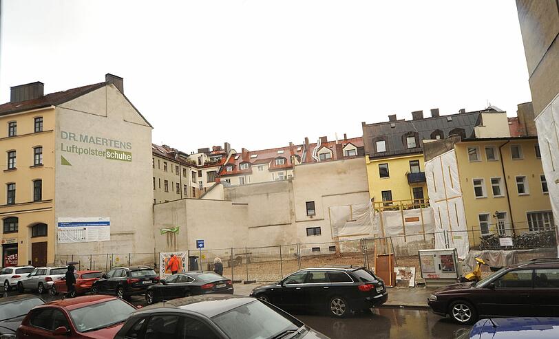 NEUES HAUS BIS HERBST 2014:
Die Altbausanierungen haben ihr Potenzial in der Stadt fast erschöpft, und auch bei Neubauten stößt man an Grenzen. Immerhin: Am Einlaß 3  entsteht ein neues Wohngebäude mit 28 neuen Wohnungen, Tiefgarage und Gewerbeeinheit. 7,19 Millionen Euro wird das kosten, hat ein erster Überschlag erbracht. Gebuddelt wird seit einigen Wochen. Ein Ende des Baulärms ist aber erst im Herbst 2014 zu erwarten.