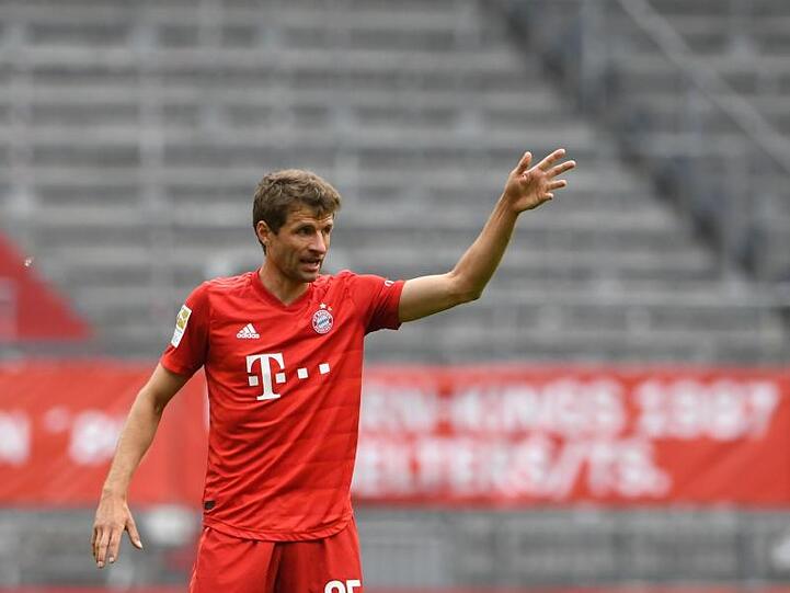 Münchens Thomas Müller reagiert während eines Spiels. Foto: Christof Stache/AFP/Pool/dpa/Archivbild