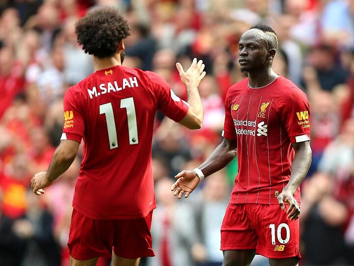 Sadio Mane (r) jubelt mit Mohamed Salah über das Tor zur 2:1-Führung für den FC Liverpool.