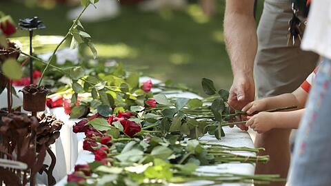 Menschen legen in Oslo Rosen für die Opfer des Terroranschlags nieder.