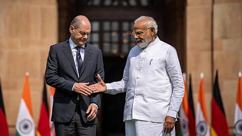 Freundliches Händeschütteln: Bundeskanzler Olaf Scholz (l.) und der indische Premierminister Narendra Modi am Hyderabad House, dem Gästehaus der indischen Regierung in Delhi. Scholz erhofft sich von seiner Reise, Indien auf Deutschlands Seite zu ziehen - in mehreren Bereichen. Foto: Michael Kappeler/dpa