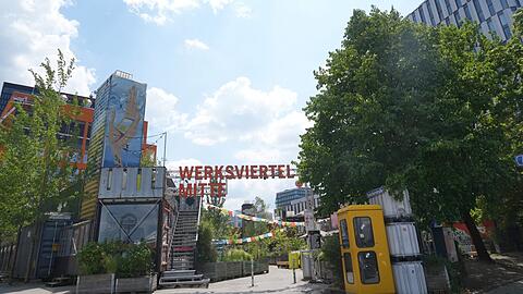 Rechts ragt es nun fertig über dem quirligen Werksviertel-Mitte heraus: das 64 Meter hohe Optineo mit 17 Büro-Stockwerken. Bis 1. Juli ziehen dort die rund 1900 Mitarbeiter der Wirtschaftsprüfungsgesellschaft KPMG ein.
