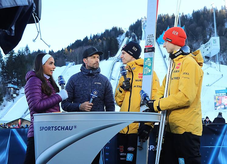 Skisprung-Legende Sven Hannawald (2.v.l.) mit ARD-Moderatorin Lea Wagner (l.) sowie den Athleten Andreas Wellinger (2.v.r.) und Karl Geiger (r.) in Garmisch-Partenkirchen.