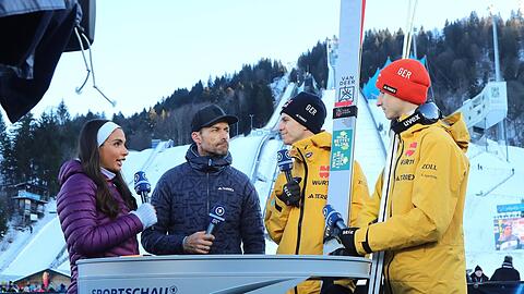 Skisprung-Legende Sven Hannawald (2.v.l.) mit ARD-Moderatorin Lea Wagner (l.) sowie den Athleten Andreas Wellinger (2.v.r.) und Karl Geiger (r.) in Garmisch-Partenkirchen.