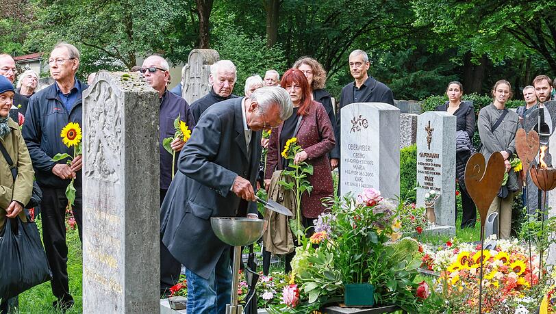 Das letzte Geleit am Alten Perlacher Friedhof. Wiesn-Schichtl Manfred Schauer nimmt der Abschied von seinem Henker Ringo Praetorius sehr mit. Ringo wird im Praetorius-Familiengrab beigesetzt.