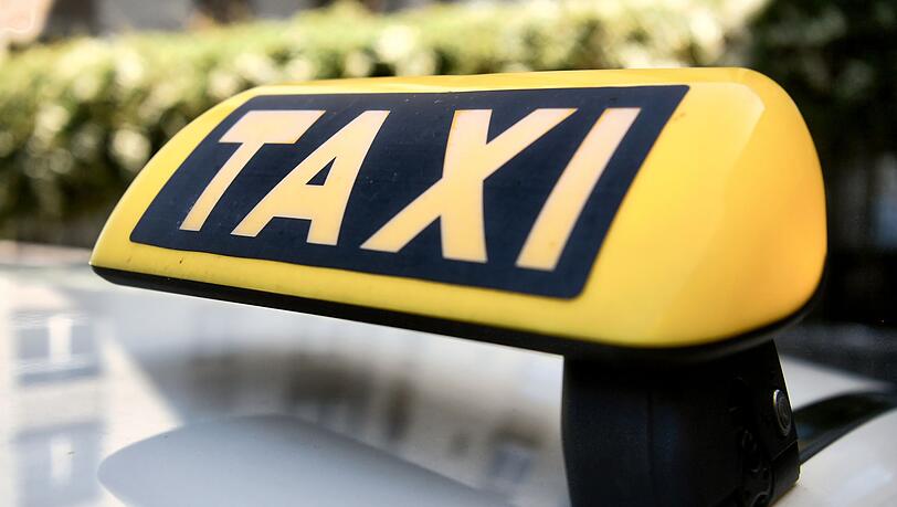 Ein geistesgegenwärtiger Nürnberger Taxifahrer rettet das Barvermögen einer alten Dame. (Symbolbild)