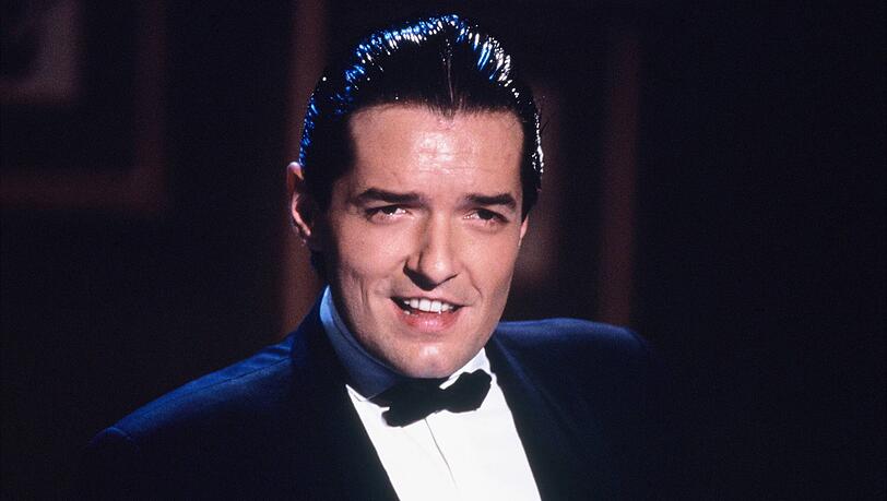 Der &ouml;sterreichische S&auml;nger Falco wurde mit Songs wie "Rock Me Amadeus", "Der Kommissar" und "Jeanny" international bekannt. Er erreichte Platz 1 der US-Billboard-Charts.