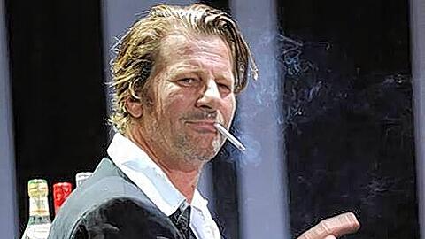 Hält sich auch mal am Cocktailglas fest: Michael von Au in seiner Show