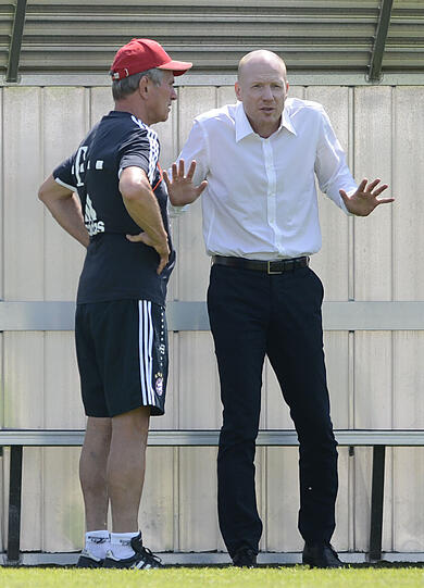 Der neue Sportvorstand Matthias Sammer diskutiert angeregt mit Coach Jupp Heynckes.