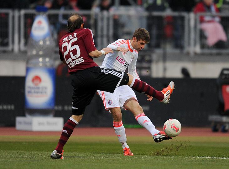 THOMAS MÜLLER: Note 4. In Amsterdam im Einsatz und auch in Nürnberg. Gewohnt ehrgeizig, umtriebig. Seine Zuspiele in die Mitte ließen zu wünschen übrig. Nicht sein Spiel. Aber kämpferisch top.
