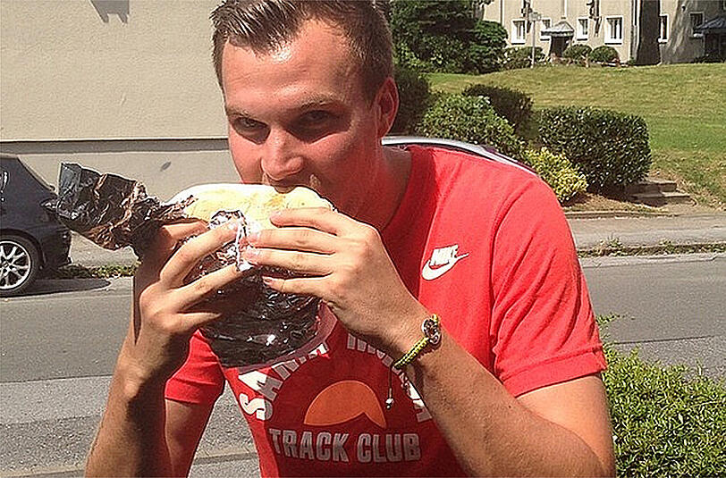 Kevin Großkreutz genehmigt sich erstmal einen Happen zu Essen. In Anspielung an Draxlers "Großkreutz rück' den Döner raus"-Song beißt er erst einmal kräftig zu.