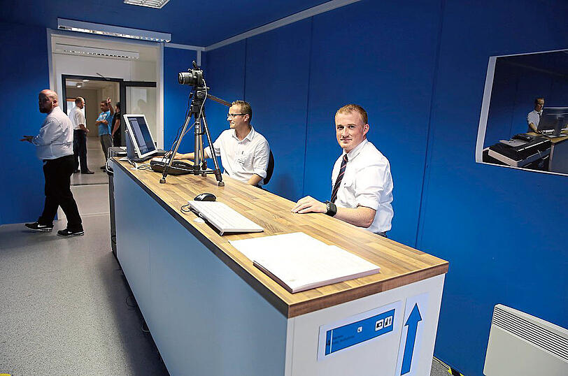 Die sogenannte Fotoschleuse: Von jedem Asylsuchenden wird vor der blauen Wand ein biometrisches Foto gemacht.