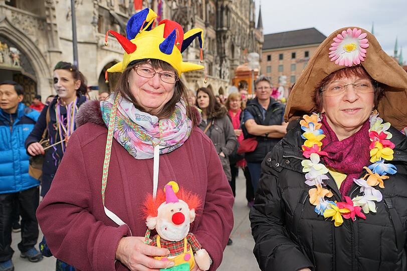 In München läuft die heiße Phase der närrischen Zeit, die Faschingsfans genießen die Highlights: "München narrisch" (bis 9. Februar), den Rosenmontag (8. Februar) und am Faschingsdienstag (9. Februar) der traditionelle Tanz der Marktfrauen auf dem Viktualienmarkt. Die Bilder vom Sonntag...