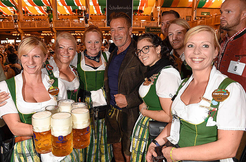 Arnold Schwarzenegger rockte mit seiner Freundin Heather Milligan das Schützen-Festzelt. Klicken Sie sich durch die Bilder.