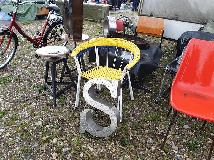 Nass und bunt: Der Flohmarkt auf der Theresienwiese am Samstag.