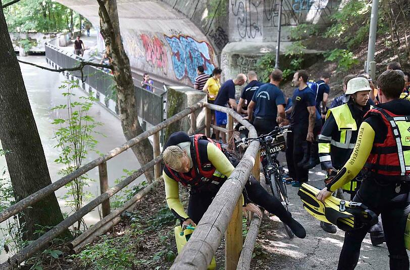 Die Feuerwehr konnte Frauchen und Hund wohlbehalten an Land bringen.