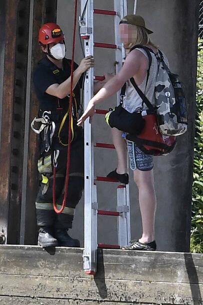 Der Mann konnte sich mittels einer Leiter der Feuerwehr nach oben retten. Der Mann konnte sich mittels einer Leiter der Feuerwehr nach oben retten.
