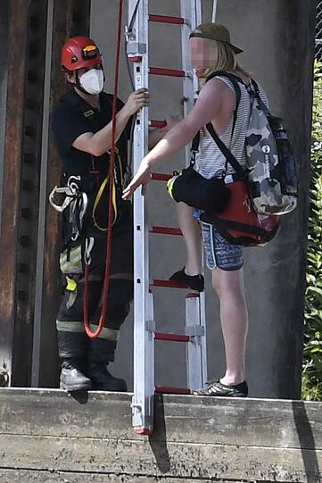 Der Mann konnte sich mittels einer Leiter der Feuerwehr nach oben retten.