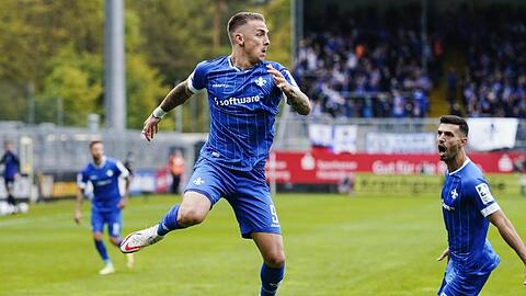 Darmstadts Torschütze Phillip Tietz (l) jubelt mit Mannschaftskamerad Klaus Gjasula über das Tor zur 1:0-Führung.