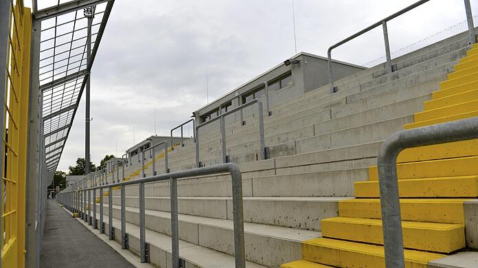 Eher lieblos: die erst zehn Jahre alte Osttribüne. Sie würde im Fall einer Sanierung einen zweiten Rang und ein Dach bekommen.