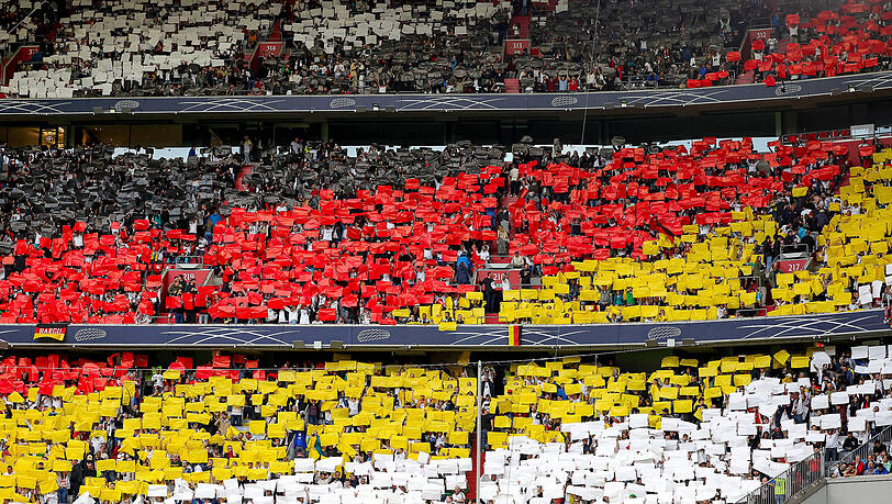Fußballfans beim Spiel England gegen Deutschland in der Allianz Arena.