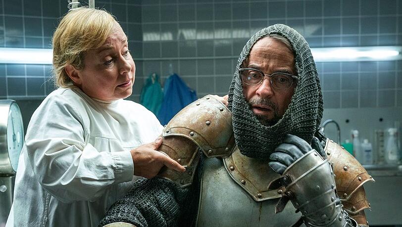 "Tatort: Es lebe der König!": Silke Haller (ChrisTine Urspruch) hilft Prof. Karl-Friedrich Boerne (Jan Josef Liefers) dabei, die Ritterrüstung anzulegen.