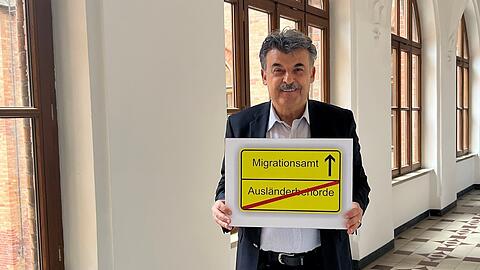 Stadtrat Cumali Naz will die Ausländerbehörde umbenennen.