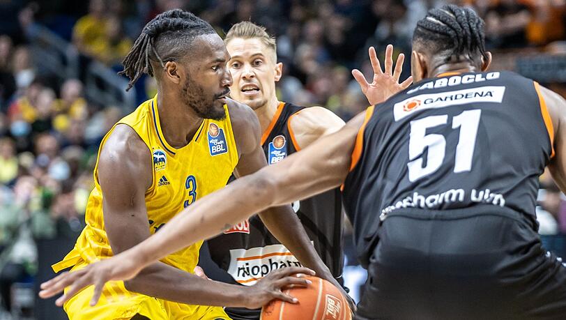 Albas Jaleen Smith (l) wird von den Ulmern Thomas Klepeisz (M) und Bruno Caboclo verteidigt.