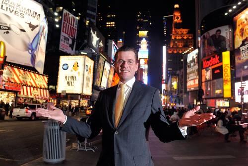 Bella figura oder ein Tick zu viel: Karl-Theodor zu Guttenberg auf dem Times Square in New York.