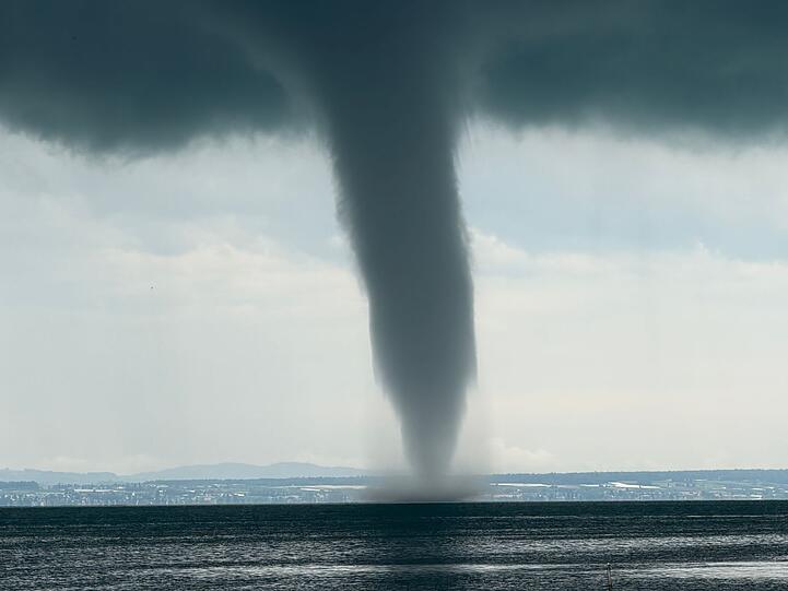 Anfang Juli hat sich ein Tornado auf dem Bodensee vor Friedrichshafen gebildet.