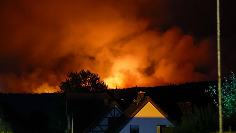 In der Nacht waren die Flammen im Hohen Venn von Monschau aus zu sehen. In der Nacht waren die Flammen im Hohen Venn von Monschau aus zu sehen.
