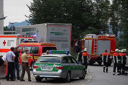 BRK-Einsatz an der Grenze zu Österreich: Ein Zollbeamter ist von einem türkischen Laster überrollt worden