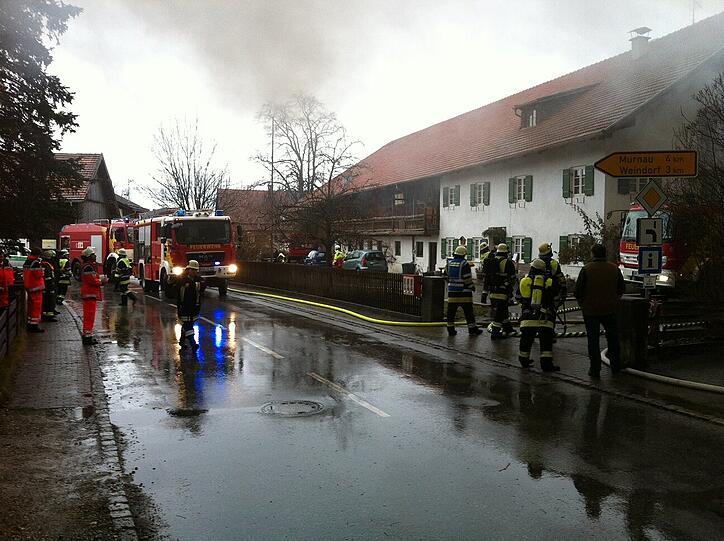 Eine Vielzahl an Einsatzkräften von Feuerwehr und Polizei versuchen am Freitagnachmittag, einen Brand in Riegsee zu löschen: Das Nebengebäude eines landwirtschaftlichen Anwesens hat Feuer gefangen.